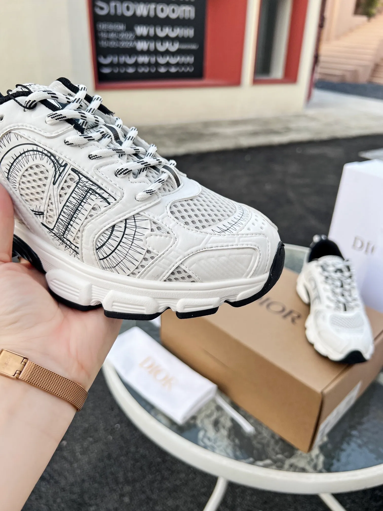 👟👟Ex-factory price 600👟👟 High version couple model🍸 Dior Dior | 2024 ˢˢDilraba, many stars have the same style. L’s 2024 spring and summer new products. The latest popular Chrono series, thick-soled mesh color-blocking running shoes, dad shoes, casual sports shoes series〰 Original purchase, development and production👍🏻This Dior Chrono sneaker is made of white and black mesh fabric with leather effect panels. The CD logo on both sides, the star patch on the tongue and the Dior logo on the heel, many details highlight the style. The two-tone laces, lightweight sole and star embellishment allow for a casual look all year round, complementing a variety of casual or elegant pieces. ♺Upper: Original imported first-layer cowhide + mesh ♺Inner lining: Original customized breathable lining ♺Outsole: Original molded EVA super light and super soft outsole ♺Heel height: 4.5cm ♺Size: Female 35-41 Male 39-45 (Female 40.41 Male 45 customized)